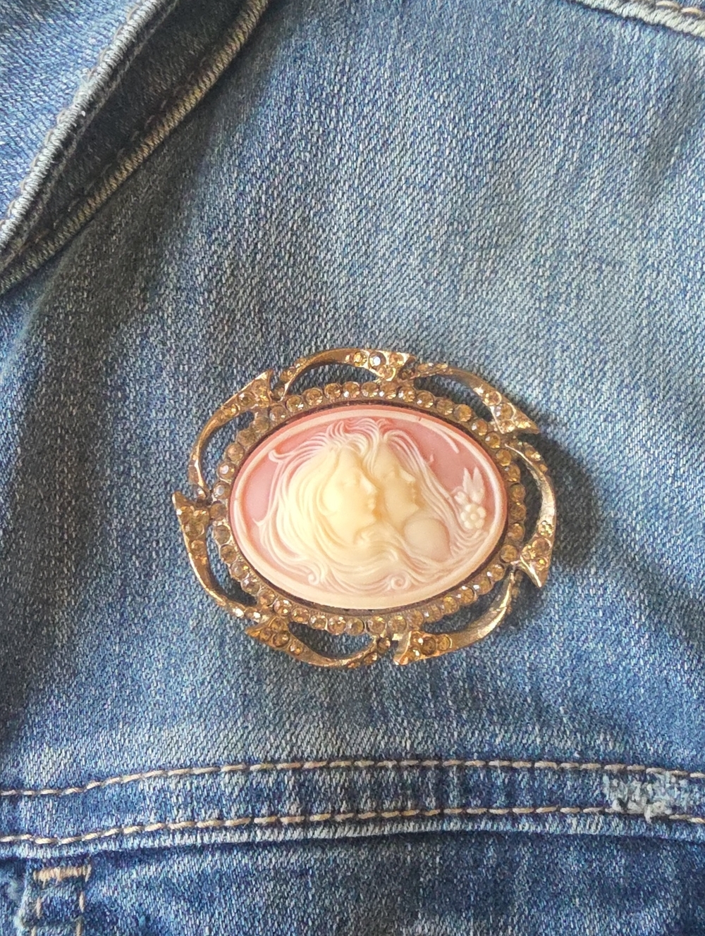 Vintage-style "Two Sisters" (or Two Women) cameo brooch